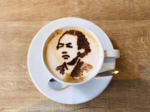 【スタッフ通信】カップの中に描く、小さな「アート」の贈り物